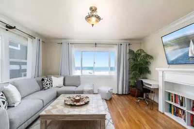 Image de Beach Pad on The Strand Steps to the Pier