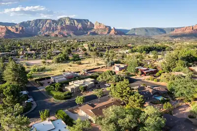 Image de Excellent Location with Amazing Views! Hot Tub, A/C, Bbq, Ev Charger and more!