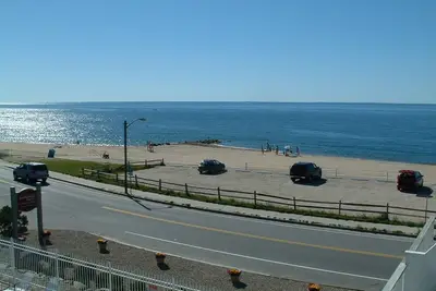 Image de Overlooking Falmouth Heights Beach! InnSeason Captains Quarters.