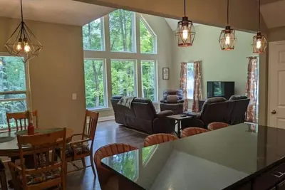 Image de Modern Getaway with Hot Tub on 7-acre Ravine in Hocking Hills