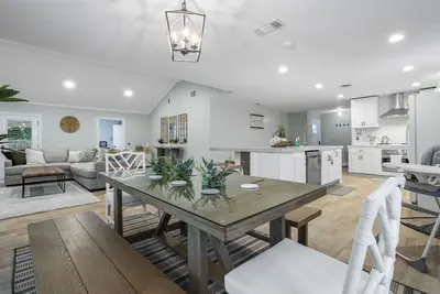 Image de Maison Blanc - 5Bd Close to Everything in Downtown Bay St. Louis!