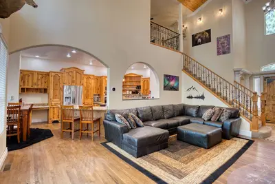 Image de Gorgeous Cabin Mountain Retreat-Game Room-Kayaks-Bikes-Has A/C 3000 sq ft