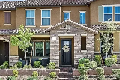 Image de Cozy summer get away! Family-sized townhome only 15 minutes from The Strip.
