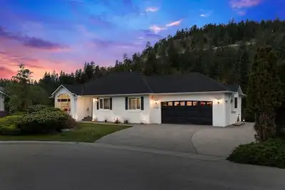Image de The Perfect Kelowna Getaway + Hot tub+2 Fireplaces