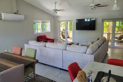 Image de Cozy family home 10 minutes walk to the beach. Keyless entry. Security cameras.