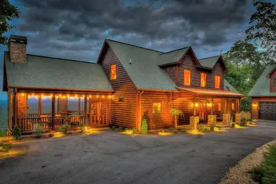 Image de Sunrise Retreat - Luxury | Panoramic Mountain Views | Hot Tub | Outdoor Living