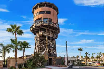 Image de 87-ft Water Tower with Elevator and 360 Panoramic Views