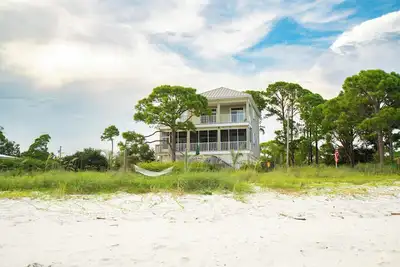 Image de 🏖️Beachfront🏖️ Forget your worries in this spacious and serene space ♡
