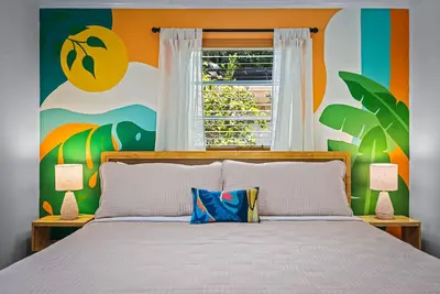 Image de Tropical Paradise! Ξ Heated Pool! Ξ Pet Friendly! Ξ <5 min to beach!