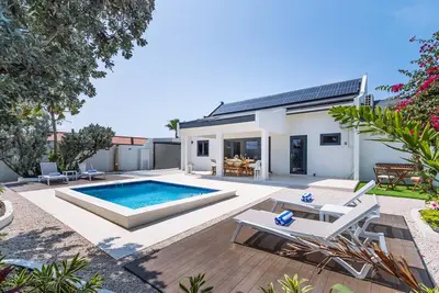 Amazing 3br2ba Villa w/Prvt Pool in Great Location