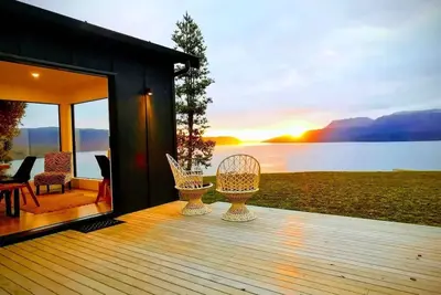 Image de ~ the hunting huts~ a fresh take on the kiwi bach, perfect for 2 - 12 guests! \n
