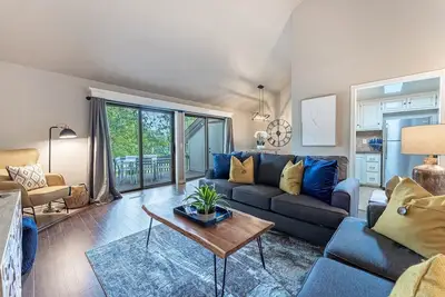 Image de Wow! Fully Updated Golf, Biking/Walking Trail Front, Townhome. Bike Storage.