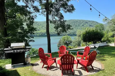 Image de Lakehouse, Boat Dock, Kayaks, Fire-Pit, King Bed, 1 Hour & 15 Min from Nyc etc!