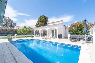 Image de Maison de plain pied avec 3 chambres et piscine
