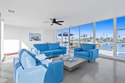 Image de Elegant Island Oasis in Huntington Beach, California's Heart.