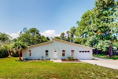 Image de Charming, dog-friendly home with a large backyard, firepit, & washer/dryer