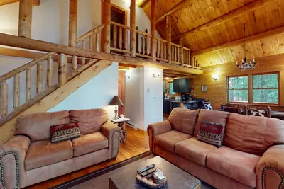 Image de Log cabin in forested setting with private hot tub & amazing views, dog-friendly