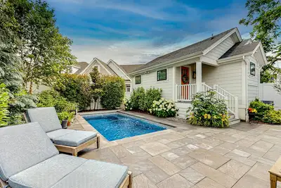 Image de Town of Rehoboth Beach dog-friendly cottage with a private pool, washer/dryer