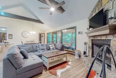 Image de Waterfront cabin with, fireplace, pool table, grill & firepit