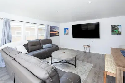 Image de Stylish Retreat | Patio, Grill, Sleeps 7 w/ Game Room