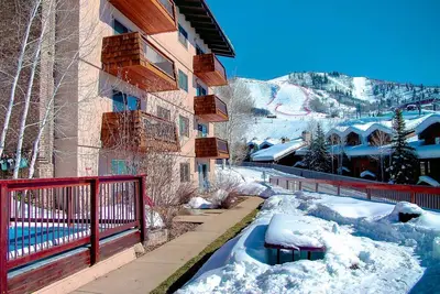 Image de True Ski In+Walk Out w/Epic Views+HotTub-Fireplace-SkiLocker-W/D inUnit-VideoGames-Deck