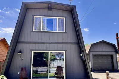Image de Plug in to the peace, joy, and Zen at this modern Modified A-Frame Cabin!
