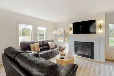 Image de Luxury condo with community amenities & wood-burning fireplace - walk to lifts
