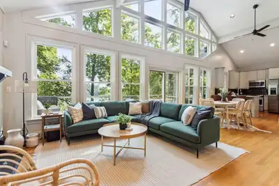 Image de Private Lake House w\/Hot Tub, Air Hockey & More