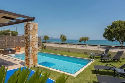 Image de Steps from Maleme beach, walking distance to shops, private pool!