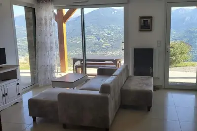 Image de Maison de vacances 'Un Coin De Paradis À Puy Sanières' avec vue sur lac, terrasse privée et Wi-Fi