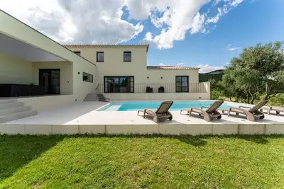 Image de Villa Spacieuse Et Accueillante avec piscine, terrasse et Wi-Fi
