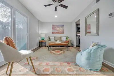 Image de Townhome in Atl Suburbs + Backyard + Parking!