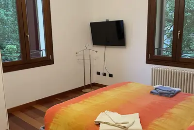 Image de Newly renovated modern and elegant apartment, with private parking.