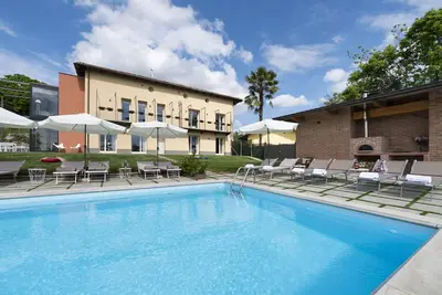 Image de Belle maison de vacances privée avec piscine privée, Wifi, climatisation, Tv, patio, près de Alba
