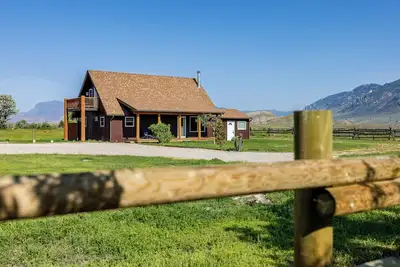 Image de Cedar Mountain Retreat- mountain modern getaway, newly added hot tub and fire pit!