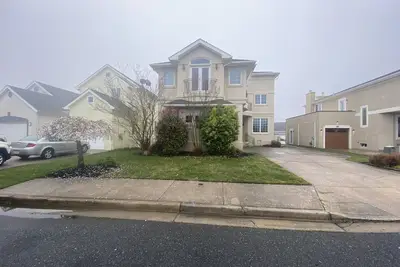 Image de Spacious renovated beach house in quiet neighborhood. Walking distance to beach