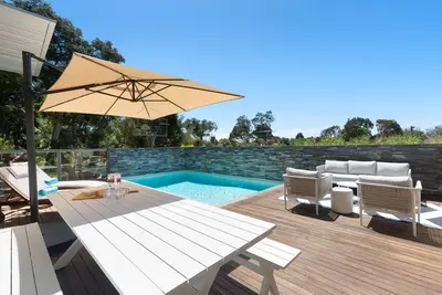 Image de Jetty Beach Retreat - Luxury, pet friendly, 5 bed family house with heated pool