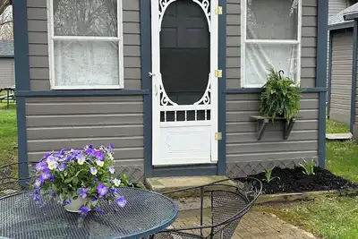Image de Gia Cottage Vintage Gotl cottage. Full kitchen! Pool access! Off the Strip! WiFi