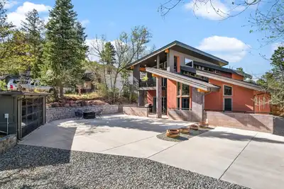 Image de Elevated Escape - Mountain Luxury by Broadmoor+Zoo