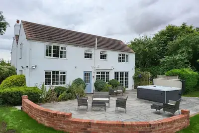 Image de Holly Cottage, pet friendly, with hot tub in Wragby