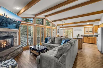 Image de Spacious 3 Bedroom Home, Close to Sharc with Hot Tub!