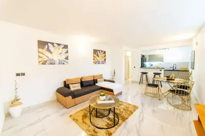 Image de Appartement luxueux à 3 minutes de la plage!
