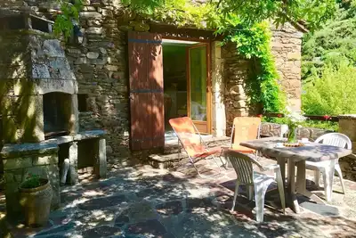 Image de Au coeur d'un superbe village médiéval classé, maison en pierres bord de rivière