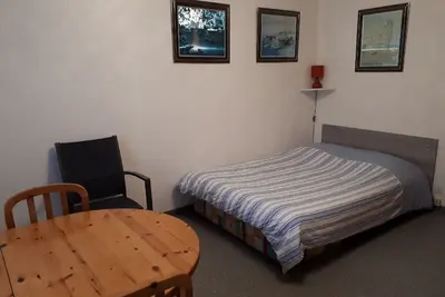 Image de studio au calme avec ascenseur et parking privé. proximité plages etcentre ville
