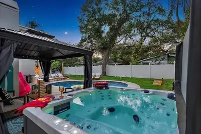 Heated Pool Beach House Hot Tub, Fire Pit, Games