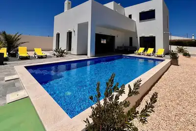 Image de New modern villa w/pool — 5 min from the beach!
