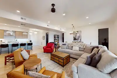 Image de Stylish mountain condo with in-season gondola/shuttle, pool, & hot tubs