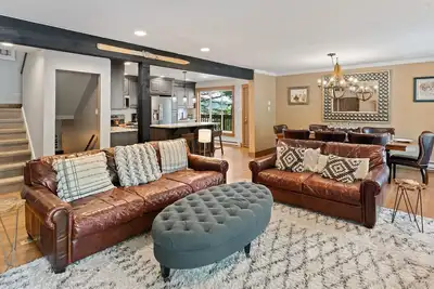 Image de Spacious & Chic! Ideal for Large Groups Near Resort with Private Hot Tub!