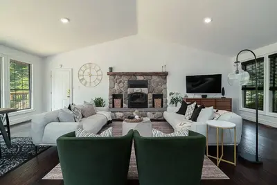 Image de County gem centrally located w/fireplace & hot tub