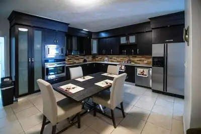 Image de Uhappy Place House Best Location in San Juan!